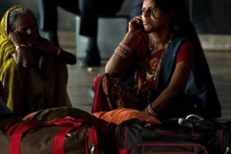 Passageiros indianos aguardam em estação de trem de Nova Délhi em meio a apagão: rede elétrica do norte do país deixou de funcionar nesta terça-feira pelo segundo dia consecutivo (Prakash Singh/AFP)