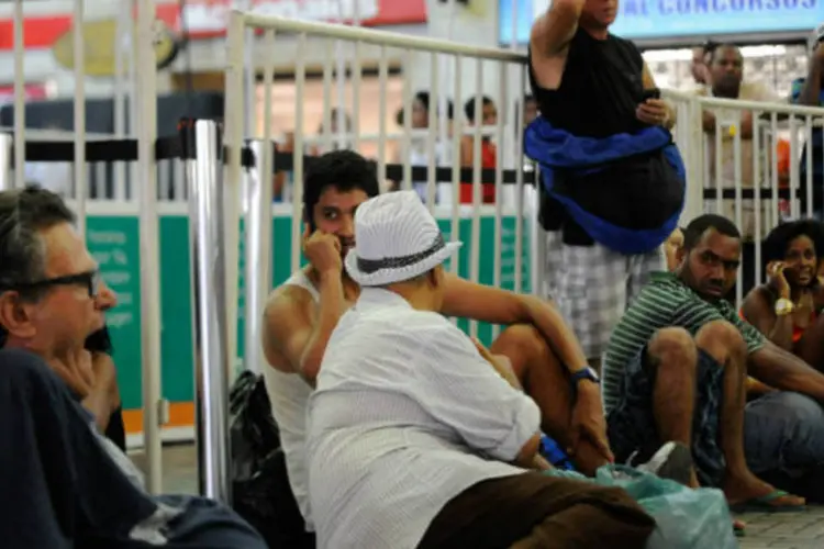 
	Passageiros no Rio: os passageiros est&atilde;o sendo avisados sobre as condi&ccedil;&otilde;es de circula&ccedil;&atilde;o por meio do sistema de &aacute;udio dos trens e das esta&ccedil;&otilde;es (Agência Brasil)