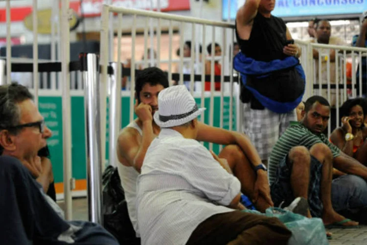
	Passageiros no Rio: os passageiros est&atilde;o sendo avisados sobre as condi&ccedil;&otilde;es de circula&ccedil;&atilde;o por meio do sistema de &aacute;udio dos trens e das esta&ccedil;&otilde;es (Agência Brasil)