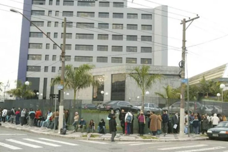 Fila para tirar passaporte na sede da Polícia Federal em São Paulo (Mário Rodrigues/VEJA São Paulo)