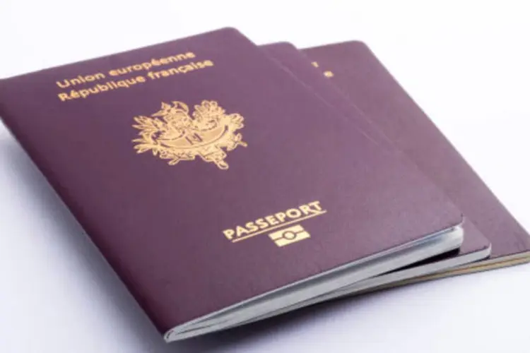 
	Passaporte franc&ecirc;s em fundo branco: os passaportes falsos se tornaram um grande problema para as autoridades
 (Getty Images)