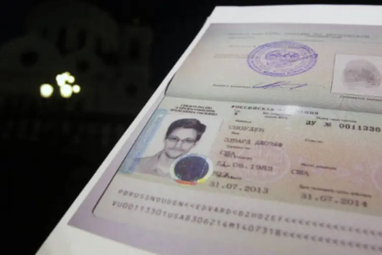 Advogado de Edward Snowden mostra cópia de documento que garante o asilo temporário do ex-técnico da NSA na Rússia (REUTERS/Maxim Shemetov)