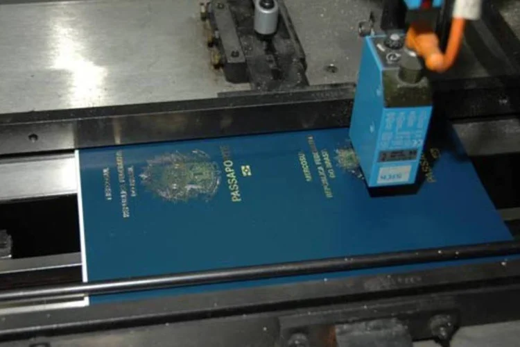 
	Passaporte sendo fabricado: n&atilde;o h&aacute;, ainda, uma informa&ccedil;&atilde;o sobre o n&uacute;mero de funcion&aacute;rios do Itamaraty que aderiram &agrave; greve
 (Divulgação / Casa da Moeda do Brasil)