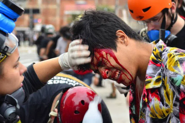 
	Manifestante &eacute; ferido por bala de borracha jogada pela Pol&iacute;cia Militar de S&atilde;o Paulo em protesto do Movimento Passe Livre
 (Rovena Rosa/Agência Brasil)
