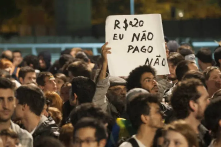 
	Manifestantes protestam contra o aumento da tarifa do transport:&nbsp;h&aacute; pouco come&ccedil;ou, na sede da prefeitura de S&atilde;o Paulo, uma reuni&atilde;o entre o prefeito Fernando Haddad e os l&iacute;deres do Movimento Passe Livre (MPL).
 (Marcelo Camargo/ABr)