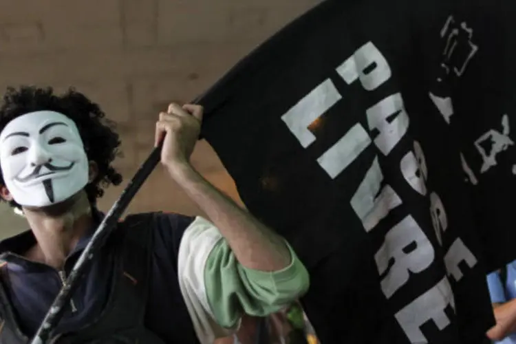 
	Manifestante segura bandeira do Movimento Passe Livre: a PM n&atilde;o divulgou estimativa de p&uacute;blico
 (REUTERS/Ueslei Marcelino)