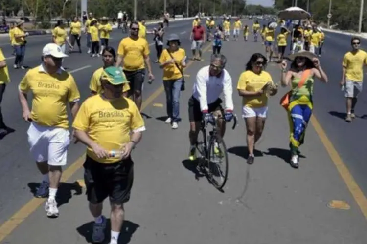 Brasilienses fazem caminhada em defesa da escolha da capital federal para sede da abertura da Copa do Mundo de 2014 (Agência Brasil)
