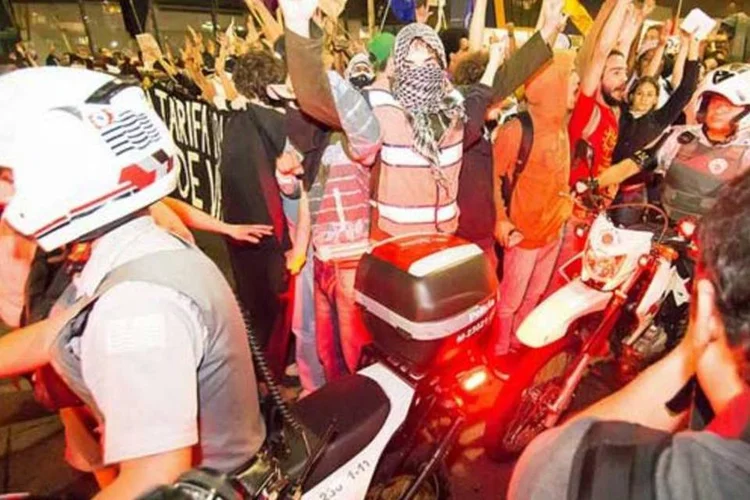 
	Manifesta&ccedil;&atilde;o do Movimento Passe Livre:&nbsp;o secret&aacute;rio garantiu que estar&aacute; em contato com o comandante-geral sobre as decis&otilde;es tomadas em rua.
 (Gianluca Ramalho Misiti / Flickr)