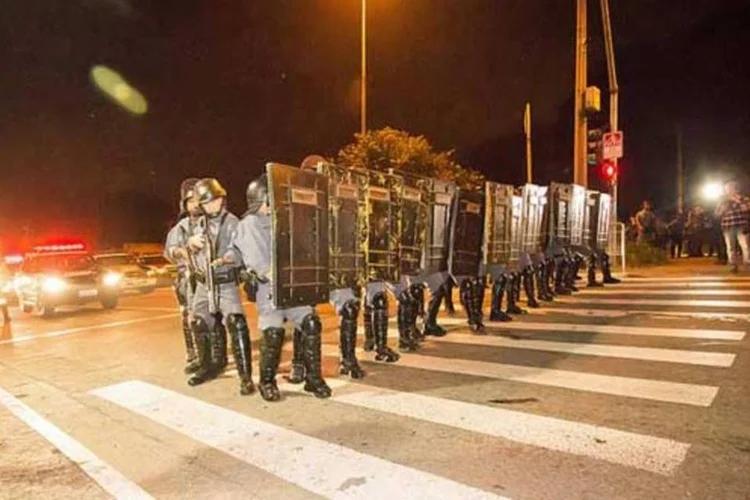 
	Pol&iacute;cia Militar durante manifesta&ccedil;&atilde;o do Movimento Passe Livre, em S&atilde;o Paulo, em 7 de junho
 (Gianluca Ramalho Misiti / Flickr)