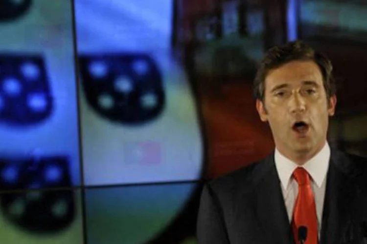 Passos Coelho canta o Hino português, após o anúncio da vitória de seu partido (Francisco Leong/AFP)