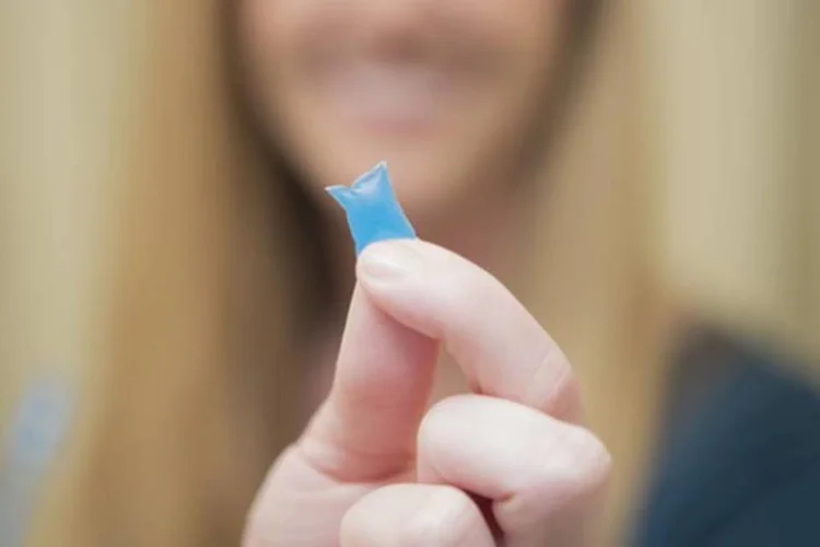 
	Pasta de dente Poppits: c&aacute;psula &eacute; feita de uma pel&iacute;cula comest&iacute;vel de celulose que derrete na boca.
 (Reprodução Poppits)