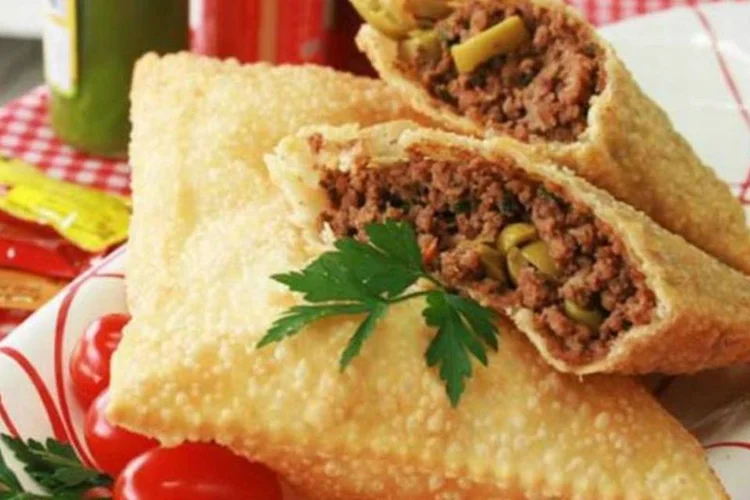 O pastel de feira é sinônimo de fim de feira junto com o inseparável caldo de calda. É um campeão das happy-hours em formato menor e porções variadas (Divulgação)