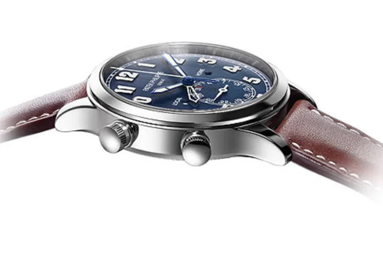Sua caixa mede 42 mm de diâmetro e conta com dois botões para ajuste do segundo-fuso horário, além de um  sistema que previne movimentações não-intencionais (WatchTime Brasil)