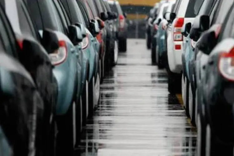 Carros estacionados no pátio: estoque atual ainda não é motivo de preocupação para indústria (.)