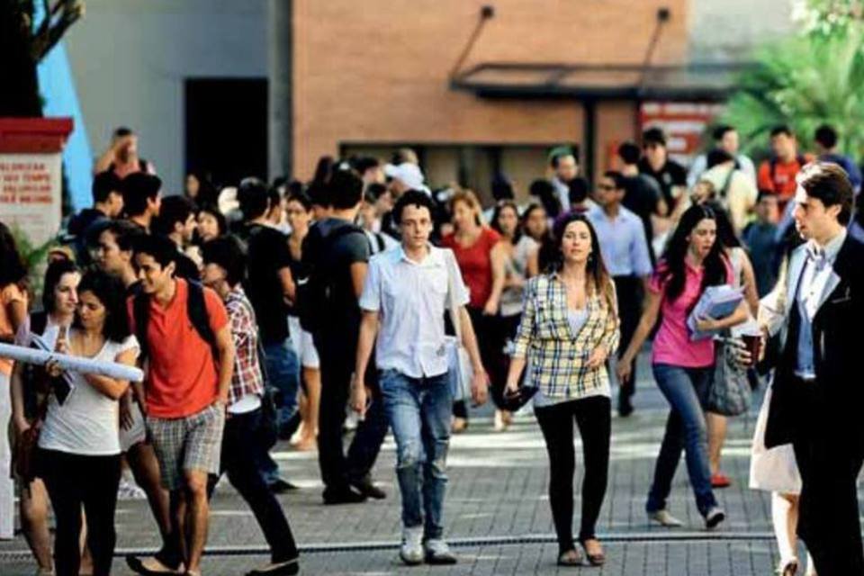 Alunos do Mackenzie protestam contra calor e sala cheia