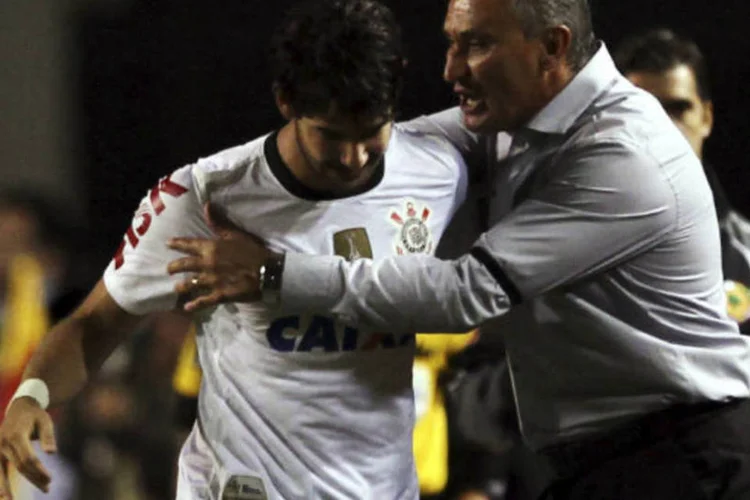 O técnico Tite passa instruções para o jogador Alexandre Pato durante partida do Corinthians na Libertadores (REUTERS/Paulo Whitaker)