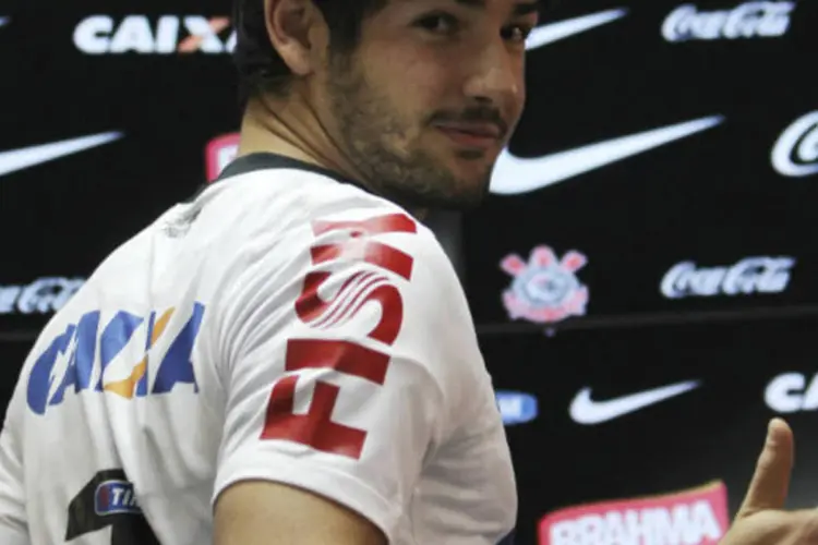 Pato vestiu a camisa 7 do Corinthians em sua apresentação e exibiu um uniforme que já conta com o logotipo da Fifa, com a taça de atual campeão mundial (REUTERS/Paulo Whitaker)