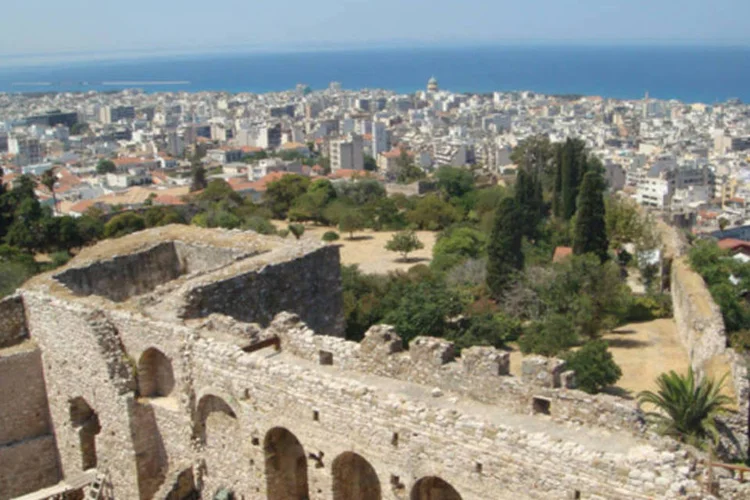 Castelo na cidade de Patras, Grécia: mais de 100 bombeiros, auxiliados por 33 caminhões-pipa, oito aviões e dois helicópteros trabalham na operação de extinção (Conudrum/ Wikimedia Commons)