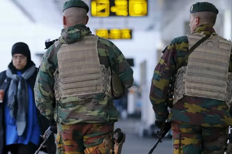 
	Patrulha belga anda pelo aeroporto pr&oacute;ximo a Bruxelas, na B&eacute;lgica: a investiga&ccedil;&atilde;o sobre os ataques jihadistas em Paris revelou uma extensa c&eacute;lula militante
 (REUTERS/Francois Lenoir)