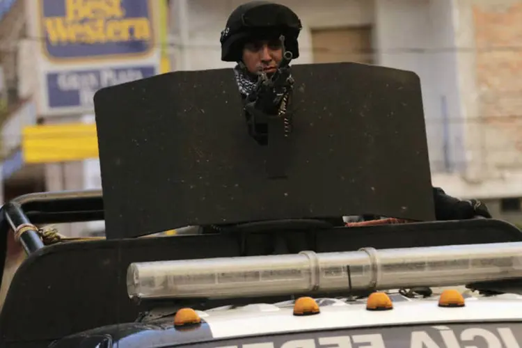 Membro da Polícia Federal faz patrulha na cidade de Iguala, no México (Henry Romero/Reuters)