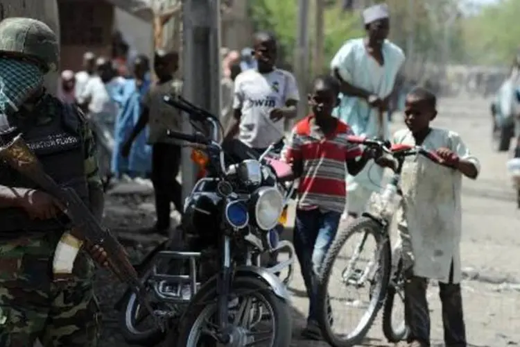 
	Patrulha do ex&eacute;rcito na Nig&eacute;ria:&nbsp;menores foram sequestradas em uma escola em meados de abril
 (Pius Utomi Ekpei/AFP)