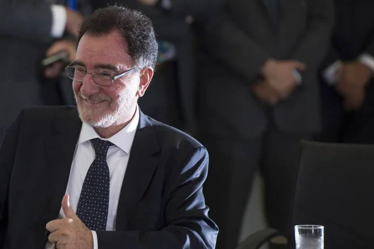 
	Patrus Ananias, ministro do Desenvolvimento Agr&aacute;rio, e outros tr&ecirc;s ministros do PMDB reassumiram lugares na C&acirc;mara para votar contra impeachment.
 (Fotos Públicas)