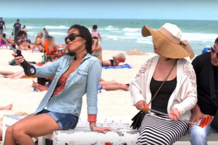 Novo pau de selfie: criação para a série Unreal (Reprodução)