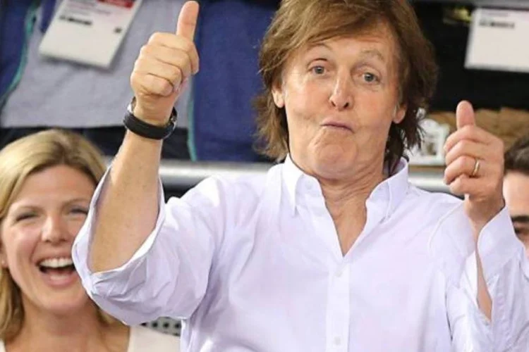 Paul McCartney comemora na arquibancada, durante provas de ciclismo nas Olimpíadas (Stefano Rellandini/Reuters)