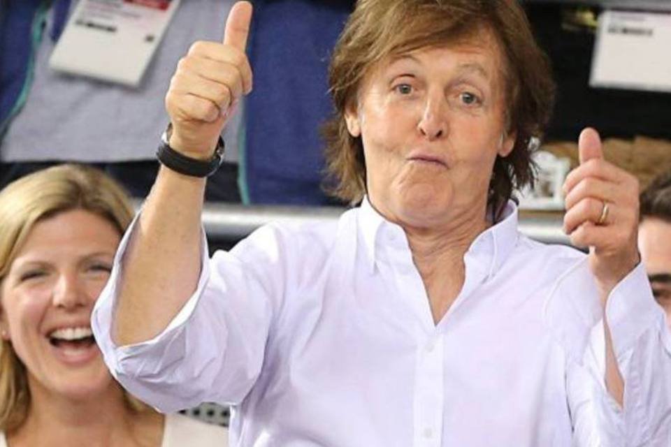 Paul McCartney participa da "ola" no velódromo de Londres