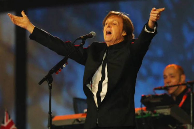 Paul McCartney em show na abertura das Olimpíadas de Londres: ex-beatle cobrou 1 libra para cantar na cerimônia (Cameron Spencer/Getty Images)