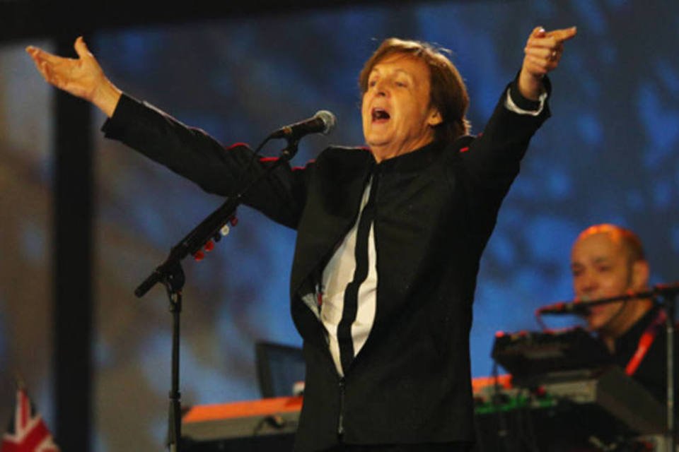 Paul McCartney é condecorado por presidente francês