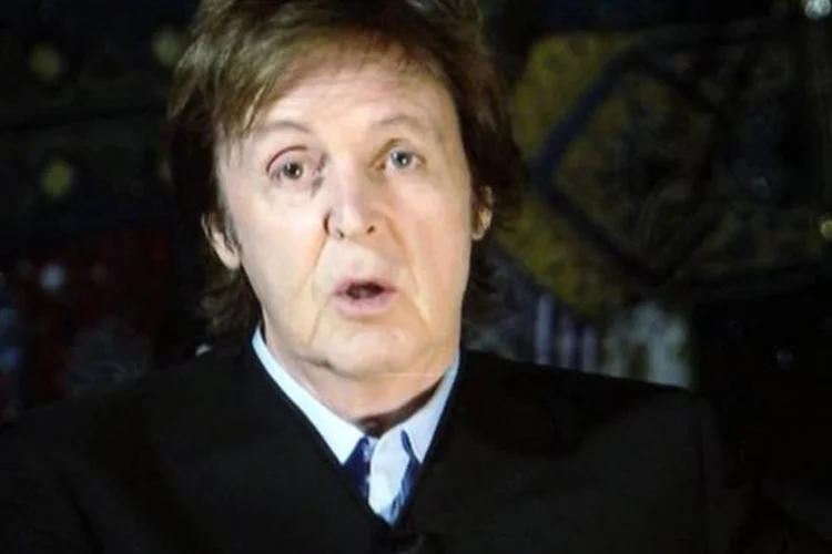 Paul: "Houve uma reunião em que John apareceu e disse: 'Ei, pessoal, estou saindo da banda'." (Frederick M. Brown)