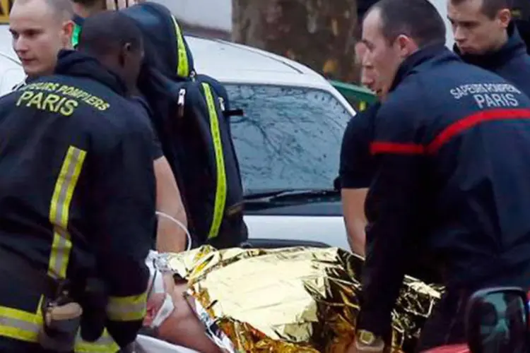 
	Evacua&ccedil;&atilde;o de ferido por disparos de indiv&iacute;duo contra policiais municipais em Montrouge, ao sul de Paris
 (Thomas Samson/AFP)