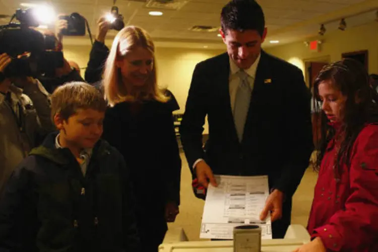  Candidato à vice-presidência Paul Ryan vota com sua esposa Janna, seu filho Charlie e sua filha Liza em Janesville, Wisconsin (REUTERS/Eric Thayer)