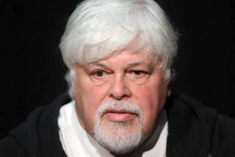 Paul Watson: Interpol pede a detenção do ecologista que é acusado de ter colocado vida de tripulação em perigo (Fredrik Von Erichsen/AFP)