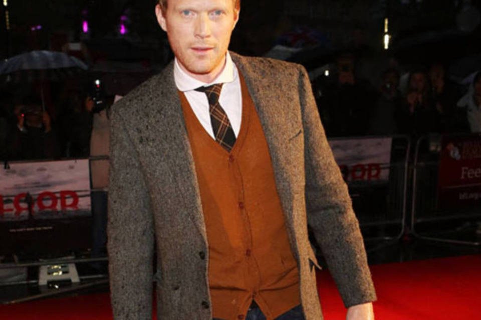 Ator Paul Bettany ensina como usar cardigãs