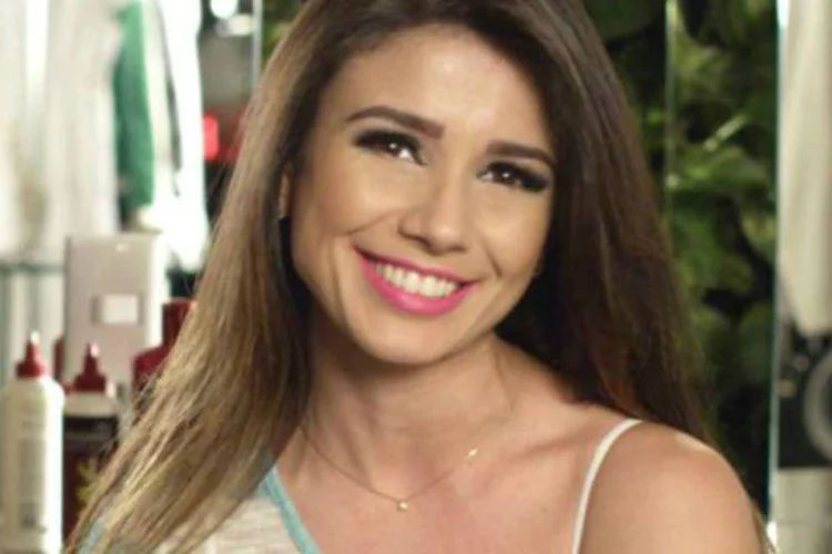 Paula Fernandes para Wella Proseries: em ação criada pela Grey Brasil, a cantora fica com os fios lisos (Divulgação)