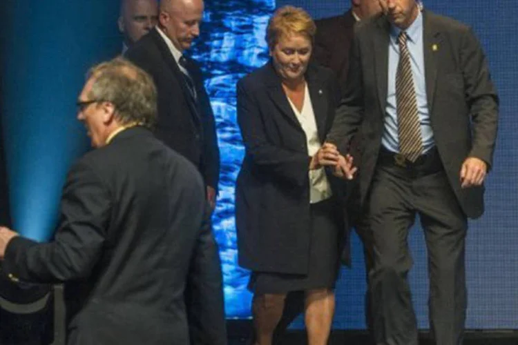 Pauline Marois, líder do Partido Quebequense, é protegida por seguranças após o tiroteio
 (Rogerio Barbosa/AFP)