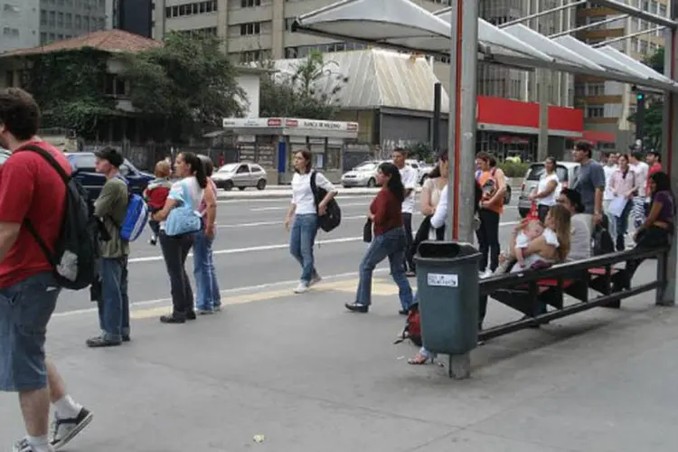 
	Ponto de &ocirc;nibus na Avenida Paulista, em S&atilde;o Paulo: a classe de Transportes registrou aumento de 0,11% para 0,28%
 (Stella Dauer/Wikimedia Commons)