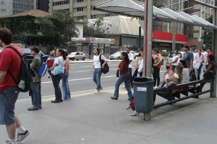 
	Ponto de &ocirc;nibus na Avenida Paulista, em S&atilde;o Paulo:&nbsp;Eunice Cabral estima que 3 milh&otilde;es de trabalhadores ligados &agrave; For&ccedil;a Sindical paralisaram as atividades hoje, em todo o pa&iacute;s.
 (Stella Dauer/Wikimedia Commons)