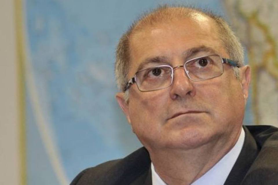 Paulo Bernardo fala de críticas do PT a pacotes de benefício