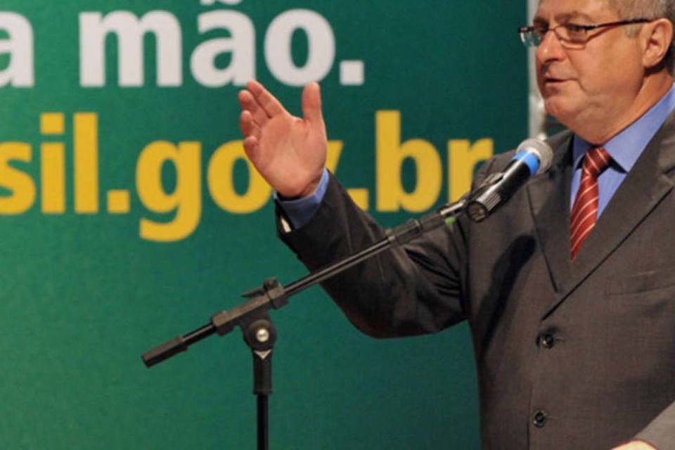 Paulo Bernardo defende Anatel por adiar punição da Tim