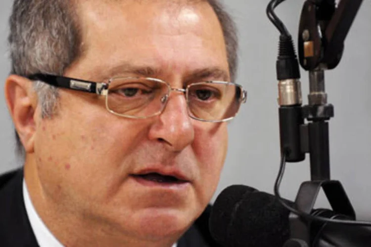 O ministro do Planejamento, Paulo Bernardo, é considerado o interventor informal dos Correios (.)