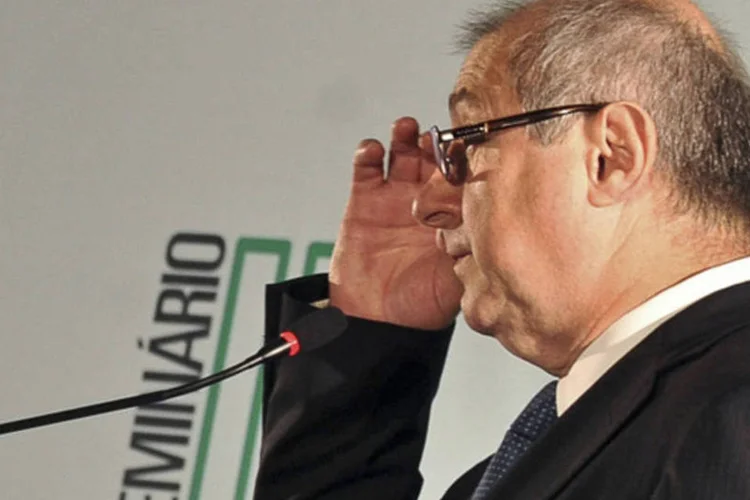 
	O ministro disse que, confirmadas as den&uacute;ncias de que as empresas do setor de internet e de telefonia entregavam, &ldquo;em massa&rdquo;, dados de registros de seus usu&aacute;rios a &oacute;rg&atilde;os do governo norte-americano, ser&aacute; dif&iacute;cil justificar tal pr&aacute;tica
 (.)