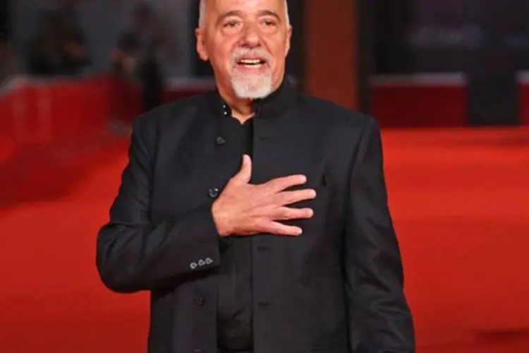 
	O escritor Paulo Coelho: desde 2005, Coelho oferece parte de sua obra de gra&ccedil;a na internet, e segundo ele a iniciativa melhorou as vendas de seus livros
 (Vittorio Zunino Celotto/Getty Images/Getty Images)