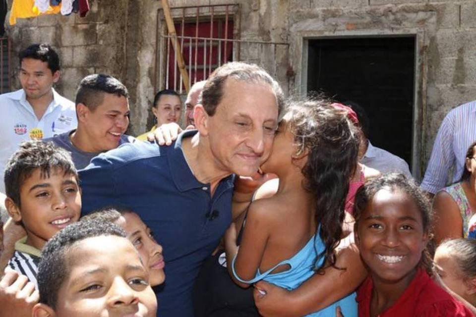 Skaf visita bairro pobre e núcleo inacabado da CDHU