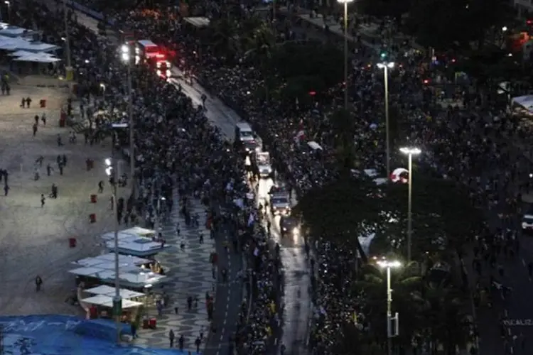 
	Milhares de peregrinos se re&uacute;nem em Copacabana para a &quot;Festa da Acolhida&quot;, da Jornada Mundial da Juventude
 (Paulo Whitaker/Reuters)