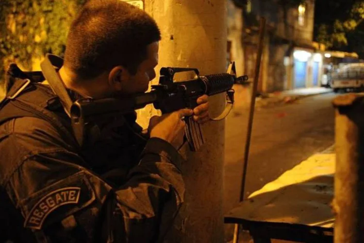 
	Policiais no Morro do Pav&atilde;o-Pav&atilde;ozinho: a entidade considera &quot;alarmante&quot; o &iacute;ndice de homic&iacute;dios de jovens em favelas e periferias brasileiras
 (Fernando Frazão/Agência Brasil)