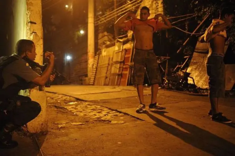 
	Protesto de moradores do Morro do Pav&atilde;o-Pav&atilde;ozinho: no dia seguinte ao tiroteio, policiais encontraram o corpo de Douglas Rafael da Silva Pereira
 (Fernando Frazão/Agência Brasil)