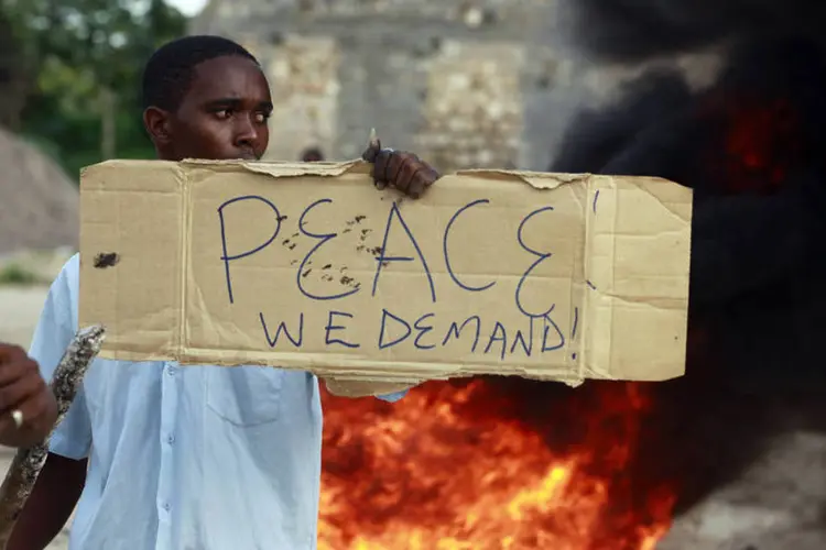 Queniano pede paz: militantes já realizaram uma série de atentados para punir o Quênia por sua intervenção (Joseph Okanga/Reuters)